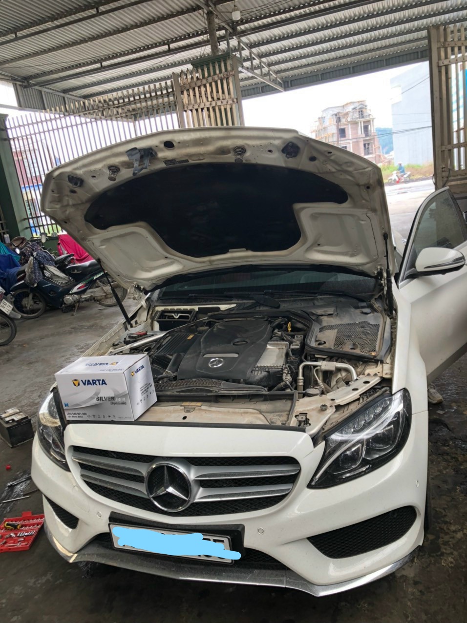 Cứu hộ ắc quy cho xe Mercedes