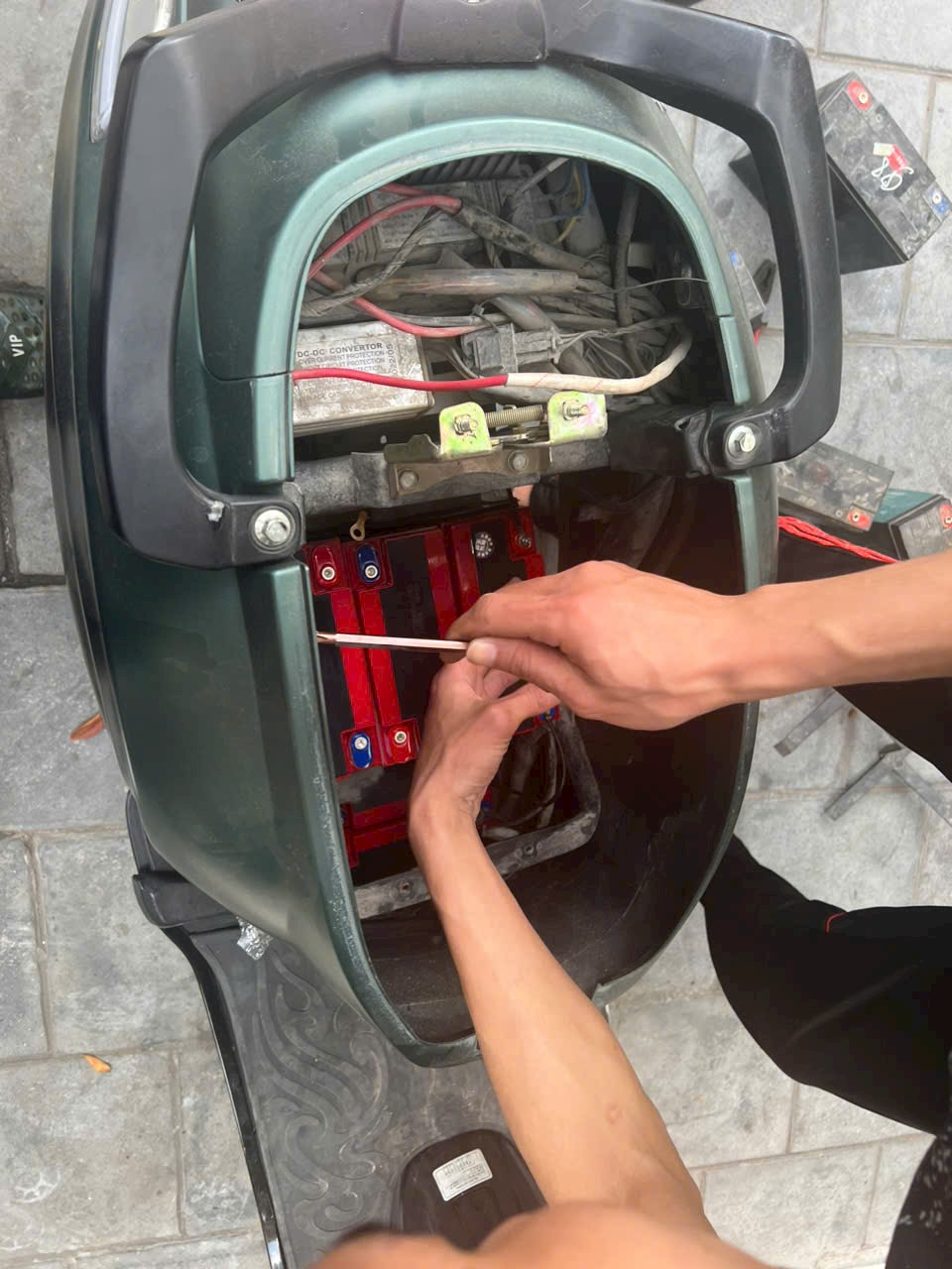 Đại lý ắc quy xe điện Đong Hưng - Thay ắc quy tận nơi miễn phí 24/7