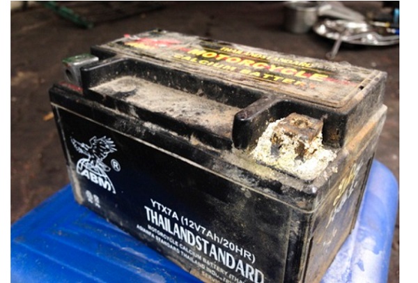 Dấu hiệu ắc quy theo xe bị sự cố Dấu hiệu ắc quy theo xe bị sự cố